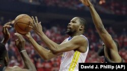 Kevin Durant, à gauche James "The Beard" Harden, Houston, Texas, le 14 mai 2018.
