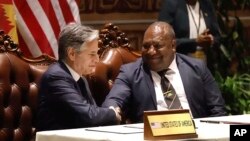 រដ្ឋមន្ត្រី​ការ​បរទេស​សហ​រដ្ឋ​អាមេរិក ​លោក​ Antony Blinken (ឆ្វេង) ចាប់​ដៃ​ជាមួយ នាយក​រដ្ឋមន្ត្រី​ប៉ាពូ​អាស៊ី​នូវែល​ហ្គីណេ (Papua New Guinea) នៅ​រដ្ឋធានី​ព័រម៉ូរេសប៊ី កាល​ពី​ថ្ងៃ​ទី​២២ ខែ​ឧសភា ឆ្នាំ​២០២៣។