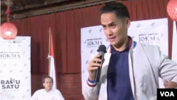 Presenter yang kini jadi politisi Choky Sitohang besar dari dunia kreatif. (Foto: Rio Tuasikal/VOA)