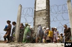 Chegara punktlari 2010-yilning yozida O'sh va Jalol-Obodda yuz bergan notinchliklar paytida yopilgan edi. Yuzlab ming o'zbek najot izlab, O'zbekiston tomon talpinganida chegara ayollar va bolalar uchungina ochilgan xolos. Sal o'tmay ular vatanga qaytdi.