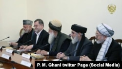 په دغه لېست کې د عبدالرب رسول سیاف، ګلبدین حکمتیار او کریم خلیلي نومونه هم نشته.