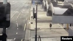 Seekor kanguru melompat-lompat melalui jalanan yang sepi di Adelaide, Australia, 19 April 2020. (South Australia Police/via REUTERS)