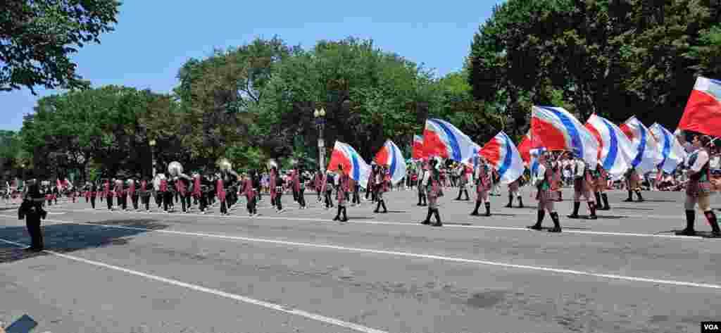 华盛顿独立日庆祝游行街头即景。(2025年7月4日)