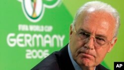 Franz Beckenbauer, alors président du comité d'organisation du Mondial-2006 allemand, au cours d'une conférence de presse au Stade olympique de Berlin, le 29 juin 2006.