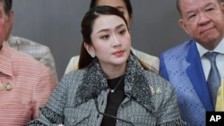 នាយករដ្ឋមន្ត្រី​ថៃ អ្នកស្រី Paetongtarn Shinawatra និយាយ​ជាមួយ​អ្នកសាព័ត៌មាន​នៅ​ទីក្រុងបាងកក​ ប្រទេស​ថៃ​កាលពីថ្ងៃទី​១៣ មករា ឆ្នាំ២០២៥។