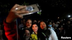 អ្នកស្រី ទេព វន្នី សកម្មជនសិទ្ធិដីធ្លី ថតរូបជាមួយ​នឹង​អ្នកគាំទ្រអ្នកស្រី ក្រោយពេលដែលអ្នកស្រី ត្រូវបានដោះលែង​ពី​ពន្ធនាគារ​តាម​ព្រះរាជក្រឹត្យ​របស់​ព្រះមហាក្សត្រ ព្រះបាទនរោត្តម សីហមុនី រាជធានីភ្នំពេញ ថ្ងៃទី២០ ខែសីហា ឆ្នាំ២០១៨។