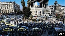 দামেস্কের আল-মারজাহ স্কোয়ারে "নিহত বেসামরিক নাগরিক এবং নিরাপত্তা কর্মীদের জন্য শোক প্রকাশ করার উদ্দেশ্যে" সিরিয়ার অধিকারকর্মী এবং নাগরিক সমাজের প্রতিনিধিদের আহ্বানে অনুষ্ঠিত একটি সমাবেশ, ৯ মার্চ, ২০২৫।