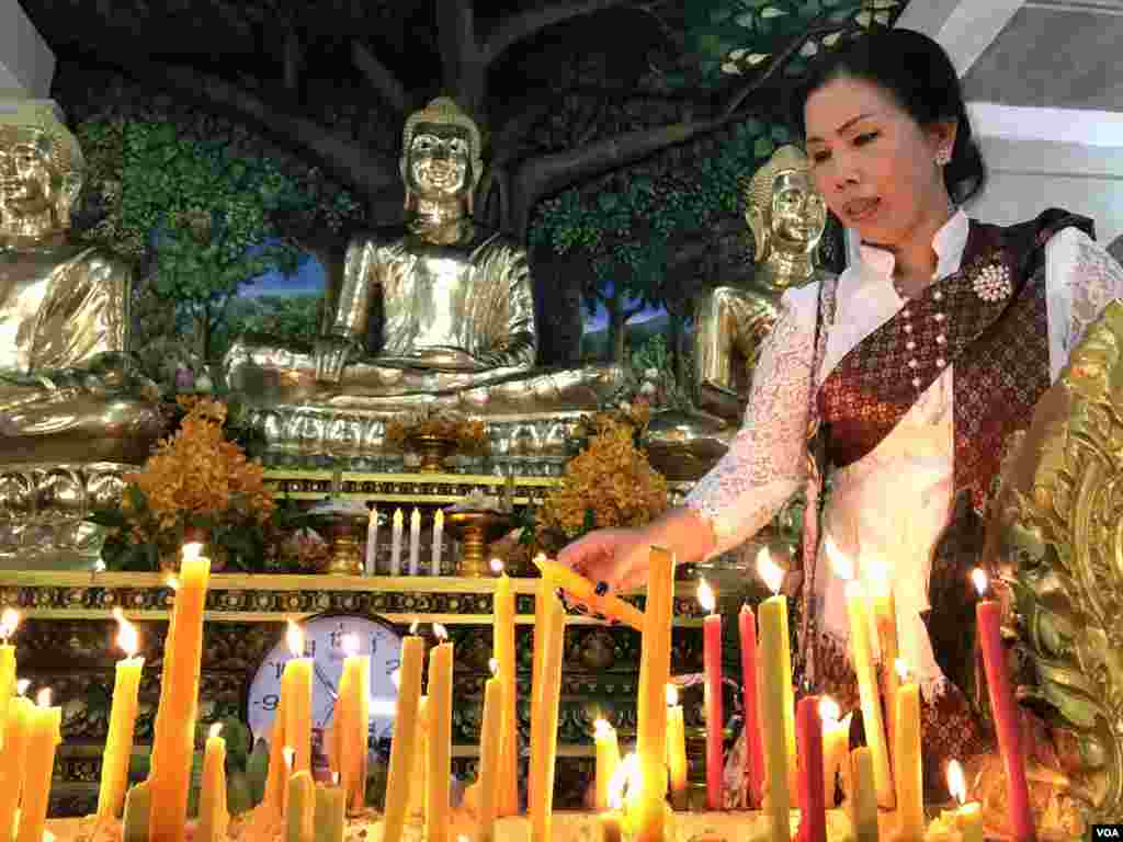 ពលរដ្ឋ​ម្នាក់​កំពុង​អុជ​ទៀន​ ​ក្នុង​ថ្ងៃ​បិណ្ឌ​ទី​១៣ នៃ​ពិធី​បុណ្យ​ភ្ជុំ​បិណ្ឌ​នៅ​រាជធានី​ភ្នំពេញ នៅ​ថ្ងៃទី​២៦​ ខែ​កញ្ញា ឆ្នាំ​២០១៩។ (កាន់ វិច្ឆិកា/VOA)