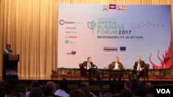 វេទិកា​ស្ដីពី​ធុរកិច្ច​បៃតង​លើក​ទី​៤ ដែល​រៀបចំ​ដោយ​សភា​ពាណិជ្ជកម្ម​អ៊ឺរ៉ុប ដែល​បាន​ធ្វើ​ឡើង​កាល​ពី​ថ្ងៃទី២៧ ខែមេសា ឆ្នាំ២០១៧។ (អ៊ិត សូធឿត/VOA)