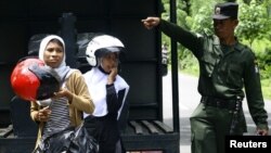 Polisi syariah di Aceh menggiring perempuan yang dianggap berpakaian terlalu ketat di Lambalek, Aceh Barat. (Reuters/Junaidi Hanafiah)