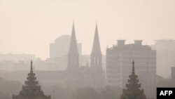 လေထုညစ်ညမ်းပြီးမှုန်ဝါးနေတဲ့ ရန်ကုန်မြို့ထဲက St Mary's Cathedral ရဲ့မြင်ကွင်း။ (ဖေဖေါ်ဝါရီ ၄၊ ၂၀၂၅) 