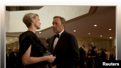 کوین اسپیسی و رابین رایت در صحنه ای از سریال