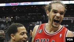  Joakim Noah et son coéquipier Jannero Pargo heureux après leur victoire contre Atlanta Hawks en NBA basketball le 12 mai 2011
Source: VOA
