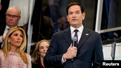 Novopotvrđeni američki državni sekretar Marco Rubio, sa svojom suprugom Jeanette Dousdebes Rubio govori u State Departmentu u Washingtonu, 21. januara 2025.