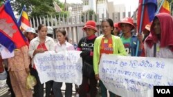 រូបឯកសារ៖ ប្រជាពលរដ្ឋ​ប្រមាណ​ជាង​៧០​នាក់​មកពី​សហគមន៍មាន​ជម្លោះ​​ដី​ធ្លីមកពី​​​​ខេត្ត​កោះកុងដាក់​ញត្តិ​ជូន​រដ្ឋ​សភា​ជាតិ​ដើម្បី​ដោះស្រាយ​ជម្លោះ​ដីធ្លី​​​ជាមួយ​នឹង​ក្រុមហ៊ុន​កោះកុង​ស៊ួហ្គ័ និង​កោះកុង​ផ្លេនថេសិន ​​នៅថ្ងៃ​ព្រហស្បត៌ ខែ​សីហា ឆ្នាំ​២០១៦នៅ​ភ្នំពេញ ។ (ឡេង ឡែន/VOA)