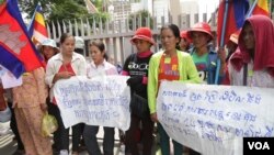 រូបឯកសារ៖ ប្រជាពលរដ្ឋ​ប្រមាណ​ជាង​៧០​នាក់​មកពី​សហគមន៍មាន​ជម្លោះ​​ដី​ធ្លីមកពី​​​​ខេត្ត​កោះកុងដាក់​ញត្តិ​ជូន​រដ្ឋ​សភា​ជាតិ​ដើម្បី​ដោះស្រាយ​ជម្លោះ​ដីធ្លី​​​ជាមួយ​នឹង​ក្រុមហ៊ុន​កោះកុង​ស៊ួហ្គ័ និង​កោះកុង​ផ្លេនថេសិន ​​នៅ​ភ្នំពេញ កាលពីថ្ងៃ​ព្រហស្បតិ៍ ខែ​សីហា ឆ្នាំ​២០១៦។ (ឡេង ឡែន/VOA)