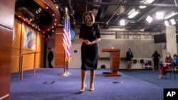 Ketua DPR AS Nancy Pelosi meninggalkan podium usai konferensi pers di Capitol Hill, Washington, 14 Mei 2020. (Foto: AP Photo/Andrew Harnik)