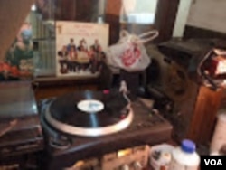 A record spins on a turntable at Melodica music store in downtown Nairobi. (VOA / G. Joselow)