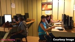 អ្នក​ស្ម័គ្រ​ចិត្ត និង​បុគ្គលិក​សមាគមធនធានអង្គរហៅ​ទូរស័ព្ទ​ដើម្បី​ជំរុញ​អ្នក​ពលរដ្ឋ​ចេញ​ទៅ​បោះឆ្នោត។ (រូបថត​ផ្តល់​ឲ្យ)