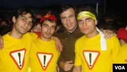 "კოკოითი ფანდარასტის" აქტივისტები და პრეზიდენტი