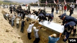 რუსეთთან ომში დაღუპული ქართველი მეომრების საერთო სამარხში დაკრძალვა, 2008 წლის აგვისტო, შახ აივაზოვის ფოტო