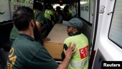 غیر ملکی سیاحوں کی لاشیں اسپتال منتقل کی جارہی ہیں