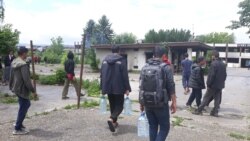 Migranti u napuštenom objektu preduzeća Krajinametal blizu Bihaća, 8. juni 2020.