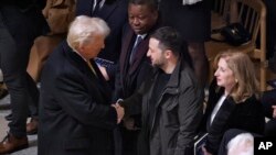 រូបឯកសារ៖ ប្រធានាធិបតីជាប់ឆ្នោត លោក Donald Trump ចាប់ដៃជាមួយប្រធានាធិបតីអ៊ុយក្រែន លោក Volodymyr Zelenskyy នៅវិហារ Notre Dame ថ្ងៃទី៧ ខែធ្នូឆ្នាំ ២០១៤ នៅទីក្រុងប៉ារីស។