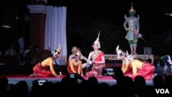 រូបឯកសារ៖ ការ​សម្តែង​ល្ខោន​ខោល​នៅ​សាលា​វិចិត្រ​សិល្បៈ​នៅ​ក្រុង​ភ្នំពេញ​កាល​ពី​ឆ្នាំ​២០១៥។