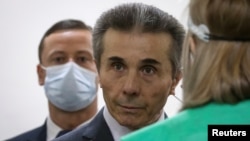 მმართველი პარტიის ლიდერი ივანიშვილი ხმის მიცემის დროს