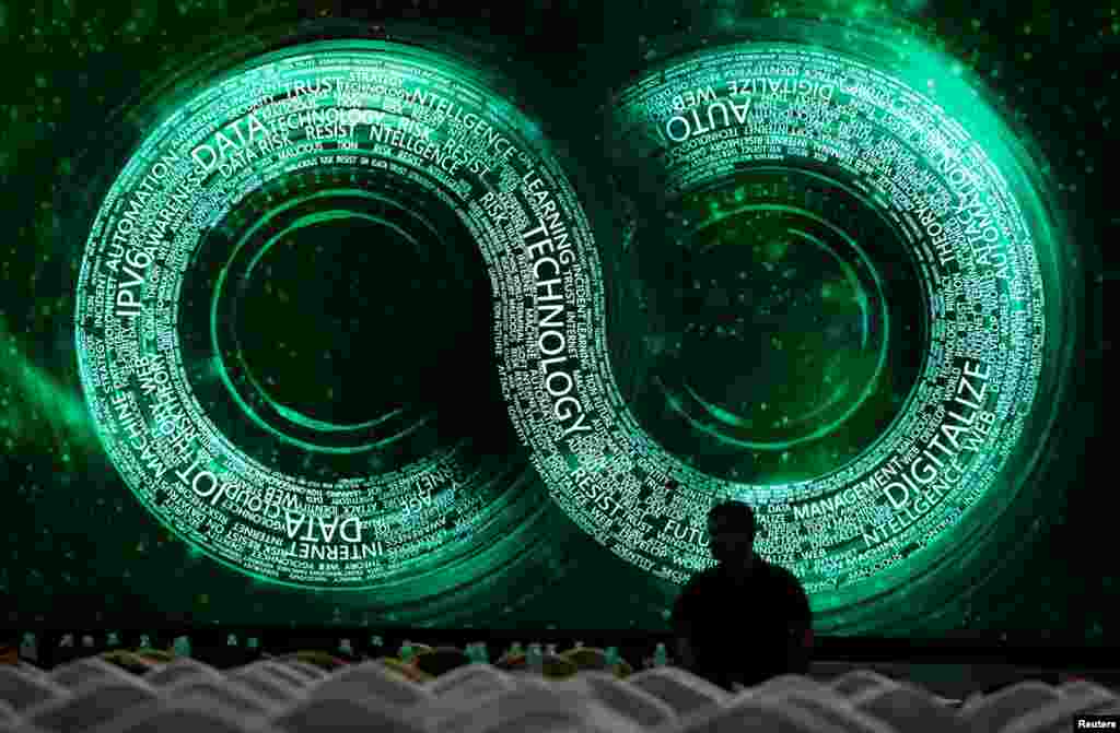 2018年9月4日，在北京的国家会议中心举行2018年互联网安全大会，一名男子站在大厅里。主办方表示，本届大会会期3天，论坛数量33个，参会国家近20个。中方称之为&ldquo;2018ISC互联网安全大会&rdquo;。​