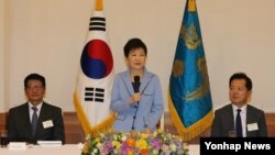 박근혜 한국 대통령이 26일 낮 청와대에서 중앙언론사 편집·보도국장 오찬 간담회에서 모두발언하고 있다.