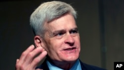 រូបឯកសារ៖ លោក Bill Cassidy សមាជិកព្រឹទ្ធសភាខាងគណបក្សសាធារណរដ្ឋតំណាងរដ្ឋ Louisiana ថ្លែងទៅកាន់អ្នកសារព័ត៌មាន បន្ទាប់ពីលោកបានចុះឈ្មោះបោះឆ្នោត កាលពីថ្ងៃទី ២៤ ខែកក្កដា ឆ្នាំ២០២០។