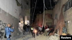 Sejumlah orang memeriksa kerusakan setelah serangan udara Israel menghantam sebuah tempat di bawah masjid di Jenin, Tepi Barat, yang menurut Israel digunakan sebagai markas militan untuk mengatur serangan teror, Minggu, 22 Oktober 2023. (Foto: Mohammad Ateeq/Reuters)