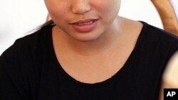 Tran Mai Hoa, 17, sits talking during an interview with AFP in the Vietnamese city of Ha Long, 25 September 2005 (file photo).