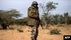 Un soldat malien patrouille à Konna, Mali, 27 janvier 2013.