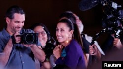 Официјалното броење ја става поранешната градоначалничка на Мексико Сити далеку пред двајцата конкуренти.