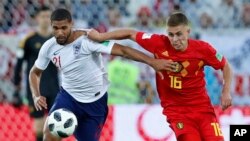 L'Anglais Ruben Loftus-Cheek, à gauche, et le Belge Thorgan Hazard lors du match du groupe G entre l'Angleterre et la Belgique à la Coupe du monde 2018 au Kaliningrad Stadium à Kaliningrad, Russie, 28 juin 2018.