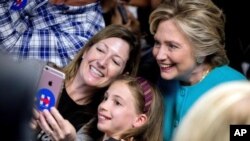 Capres Partai Demokrat Hillary Clinton berfoto selfie bersama pendukungnya dalam sebuah acara kampanye (foto: dok).