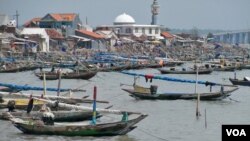 Kampung nelayan di Nambangan, Surabaya, yang terkena dampak buruk pengerukan pasir laut. (VOA/Petrus Riski)