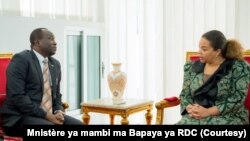 Ministre d’État ya mambi ma Bapaya ya RDC, Thérèse Kayikwamba Wagner (D) azali kosolola na Matata Twaha Magara, Chargé d’affaires a.i. de l’Ouganda en RDC, Kinshasa, na 18 sanza ya zomi na mibale 2024. (Mnistère ya mambi ma Bapaya ya RDC)