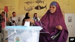 Une femme vote pour l'élection présidentielle à Hargeisa, dans la région semi-autonome du Somaliland, le 13 novembre 2017.