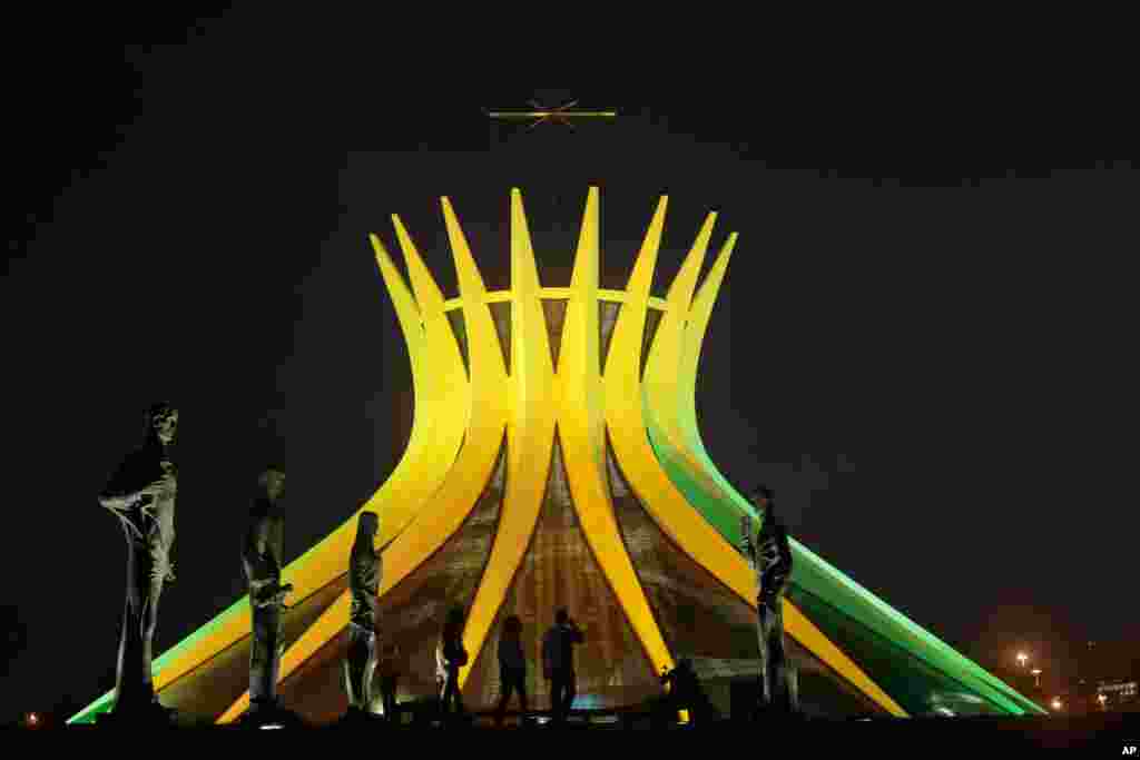 Braziliadagi Metropolitan cherkovi mamlakat milliy terma jamoasi rangida tovlanmoqda, 6-iyun, 2014-yil.