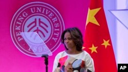 Ibu negara Michelle Obama berpidato di Stanford Center di Peking University, Beijing Sabtu (22/3). (AP/Alexander F. Yuan)