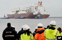 Sebuah kapal tanker gas alam cair raksasa membawa sekitar 200.000 meter kubik gas cair . (Foto: AP)