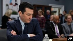 រូប​ឯកសារ៖ លោក Scott Gottleib មើល​ការ​កត់ត្រា​របស់​លោក​នៅ​មុខ​សវនាការ​របស់​អនុគណៈកម្មាធិការ​សភា​ស្តីពី​ស្ថានភាព​នៃ​ប្រតិបត្តិការ​របស់​រដ្ឋបាល​ម្ហូប​អាហារ និង​ឱសថ​សហរដ្ឋ​អាមេរិក កាលពី​ថ្ងៃទី២៧​ ខែកុម្ភៈ ឆ្នាំ២០១៩ នៅ​ក្នុង​វិមានសភា Capitol Hill ក្នុង​រដ្ឋធានី​វ៉ាស៊ីនតោន។