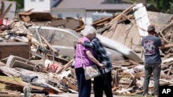 토네이도가 강타한 지역의 주민들이 망연자실하고 있다.