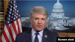 资料图片：美国国会共和党联邦众议员麦考尔接受美国之音专访。（视频截图）