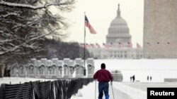 一位滑雪者向国会山滑行，联邦政府部分关闭进入第24天 （2019年1月14日）