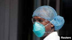 ARHIVA - Bolničar u Medicinskom centru Montefjore u Bronksu.